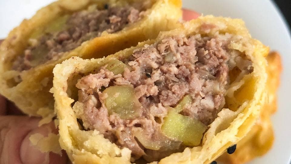 Слоёные пирожки с мясом и картофелем